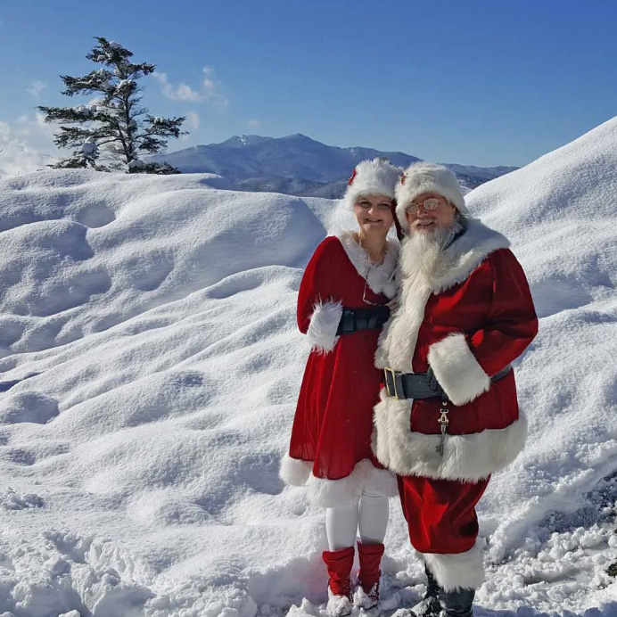 Santa Visiting The Last Straw ⋆ Blowing Rock